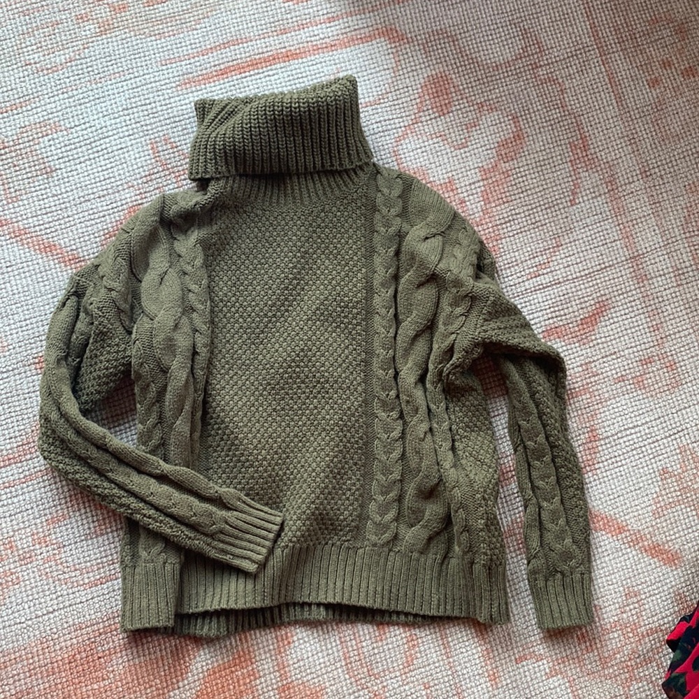 Turtle neck knit sweater